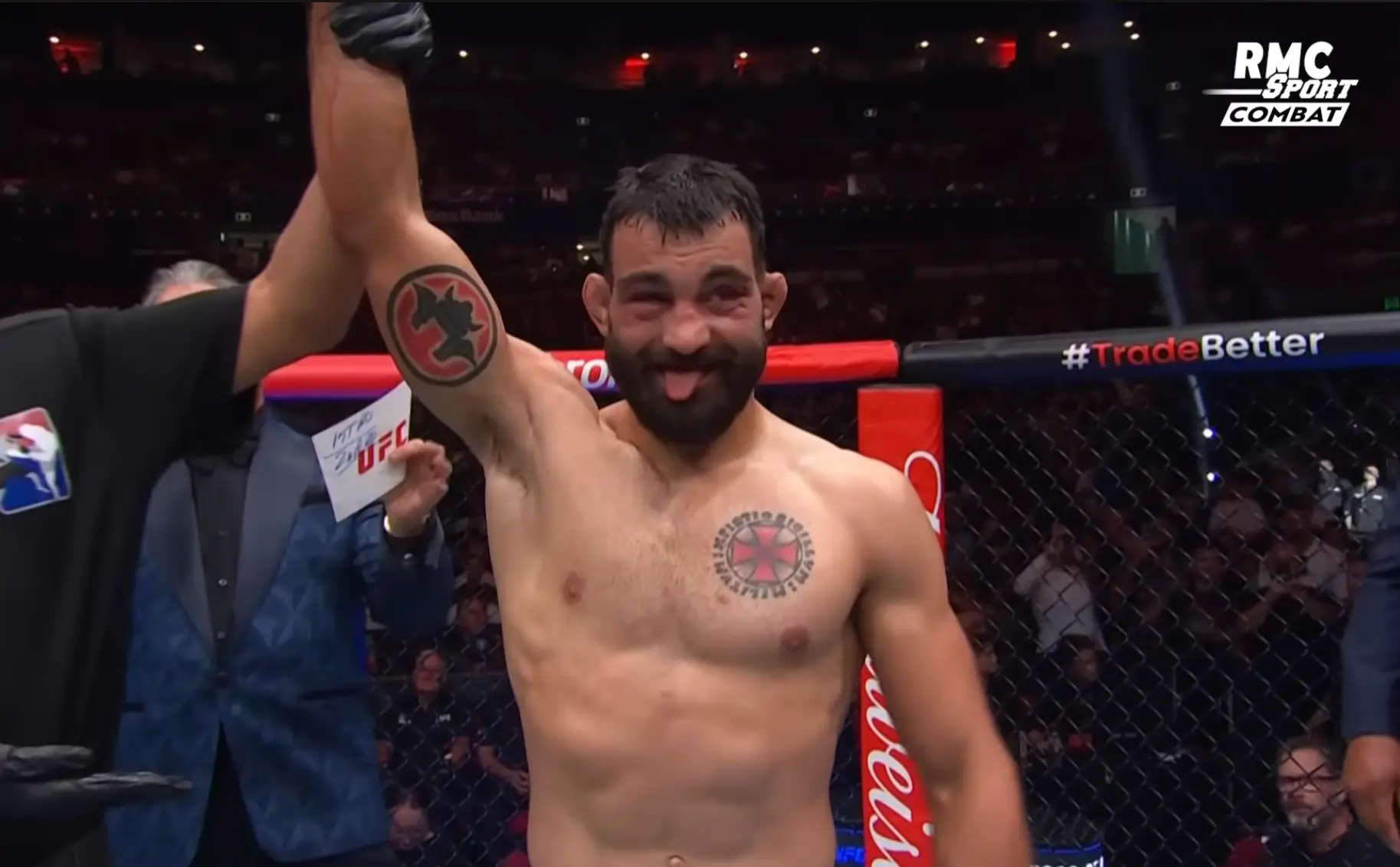 Benoît Saint Denis bras levé dans l'octogone UFC — tatouage croix des Templiers et 1er RPIMa visibles