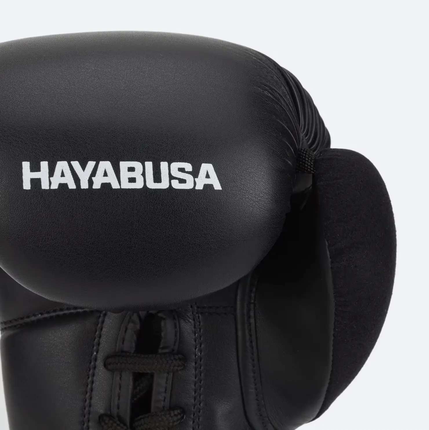 Détail logo faucon Hayabusa blanc sur fond noir gant S4