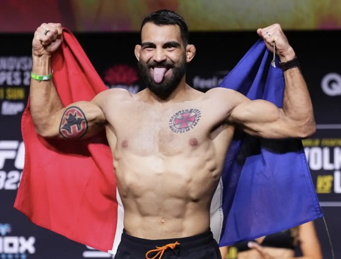 Benoît Saint-Denis à la pesée UFC, drapeau français — God of War
