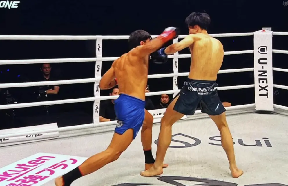 Marat Grigorian touche Kaito Ono avec une combinaison de boxe anglaise au ONE SAMURAI 1 à Tokyo