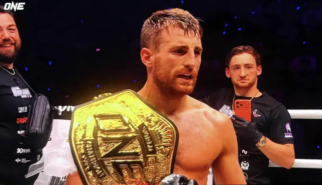 Jonathan Haggerty avec la ceinture ONE bantamweight kickboxing après sa victoire sur Yuki Yoza au ONE SAMURAI 1