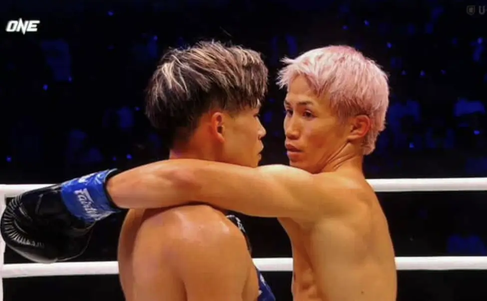 Hyu Iwata et Taiki Naito se saluent après leur combat de kickboxing flyweight au ONE SAMURAI 1 à Tokyo
