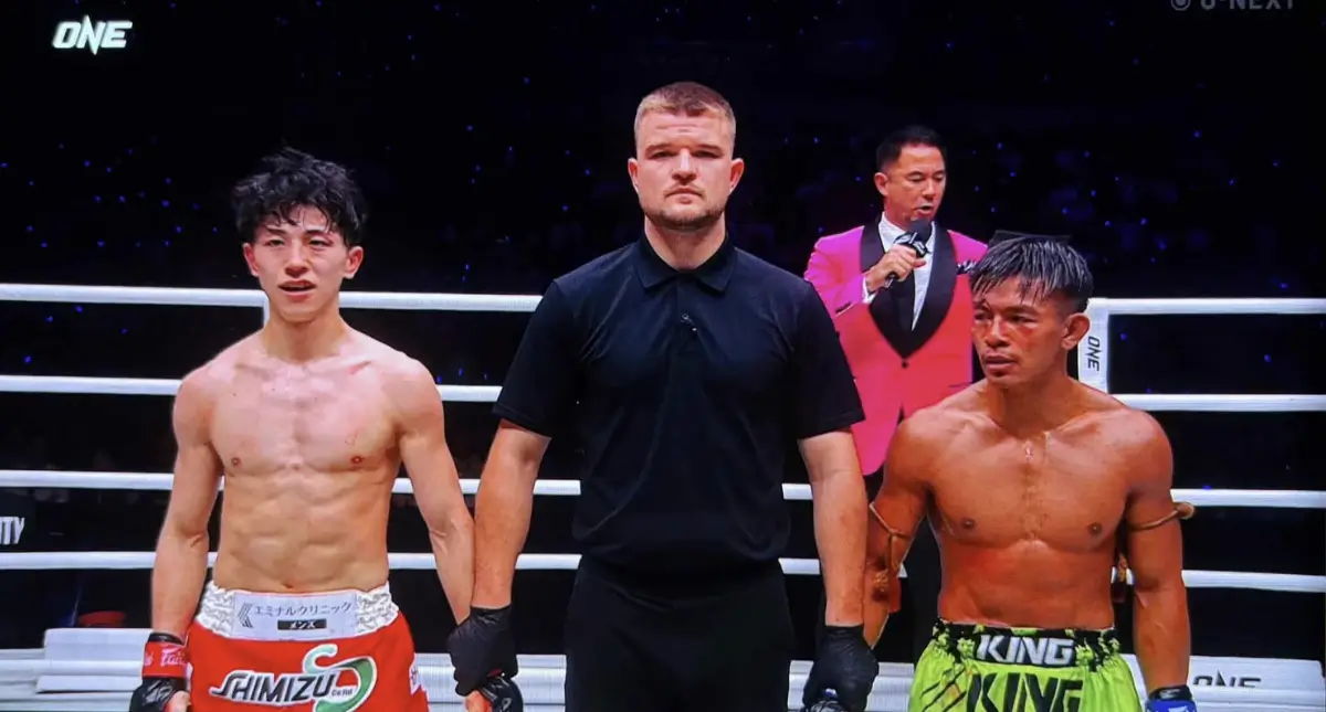 Nadaka Yoshinari et Songchainoi Kiatsongrit attendent la décision au ONE SAMURAI 1 à Tokyo