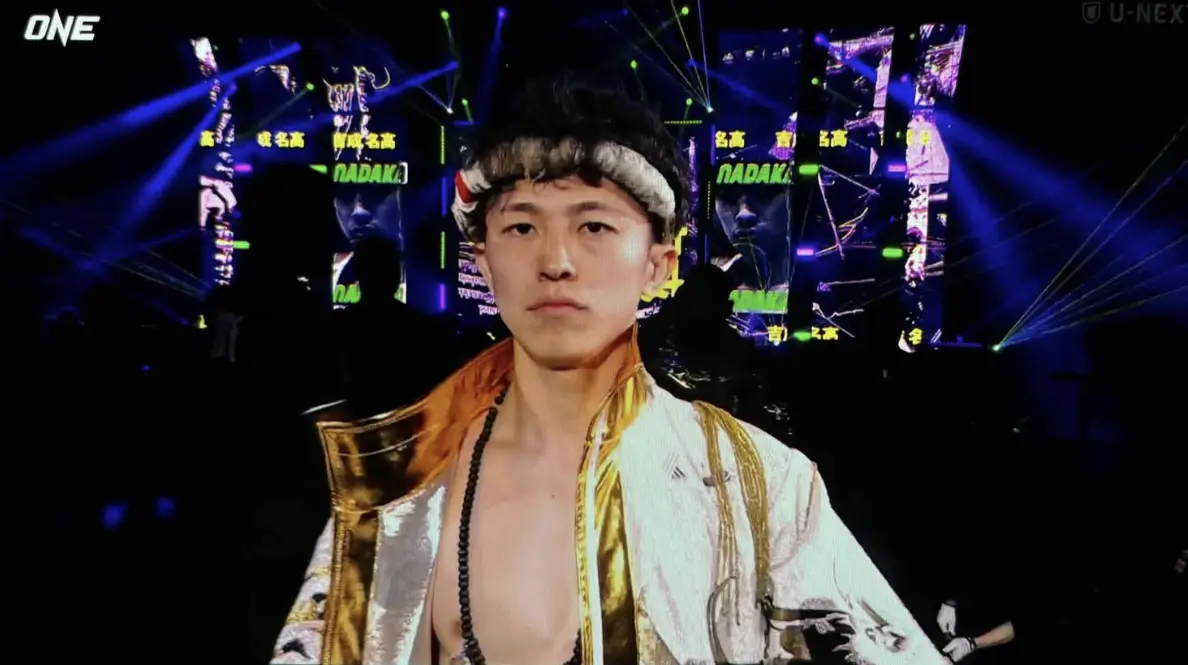Nadaka Yoshinari fait son entrée à l'Ariake Arena pour défendre son titre atomweight Muay Thai au ONE SAMURAI 1