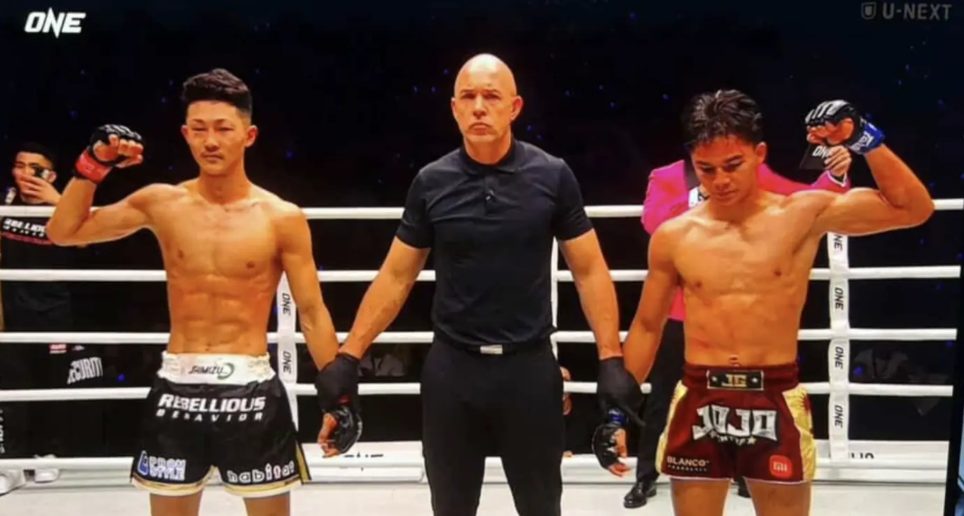 Shimon Yoshinari et Johan Ghazali attendent la décision après leur combat de Muay Thai flyweight au ONE SAMURAI 1 à Tokyo