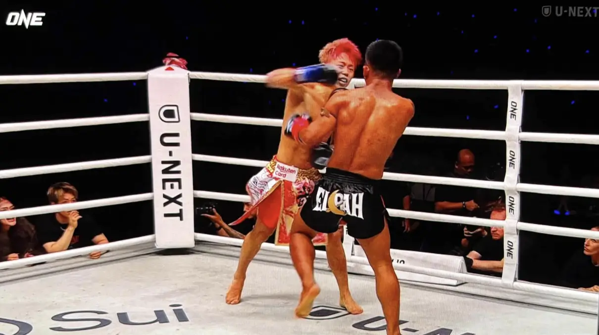 Takeru et Rodtang échangent des crochets dans les cordes au round 5 du ONE SAMURAI 1