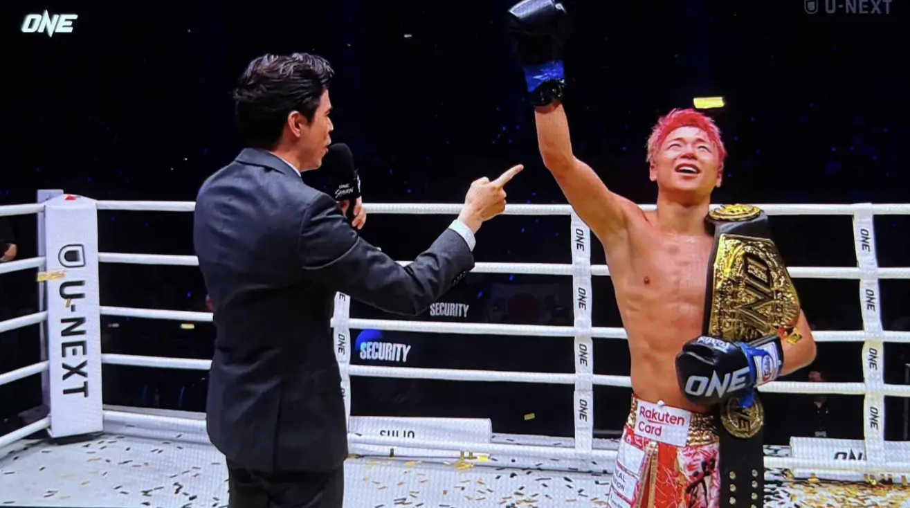 Takeru Segawa célèbre sa victoire et sa retraite avec la ceinture ONE au ONE SAMURAI 1