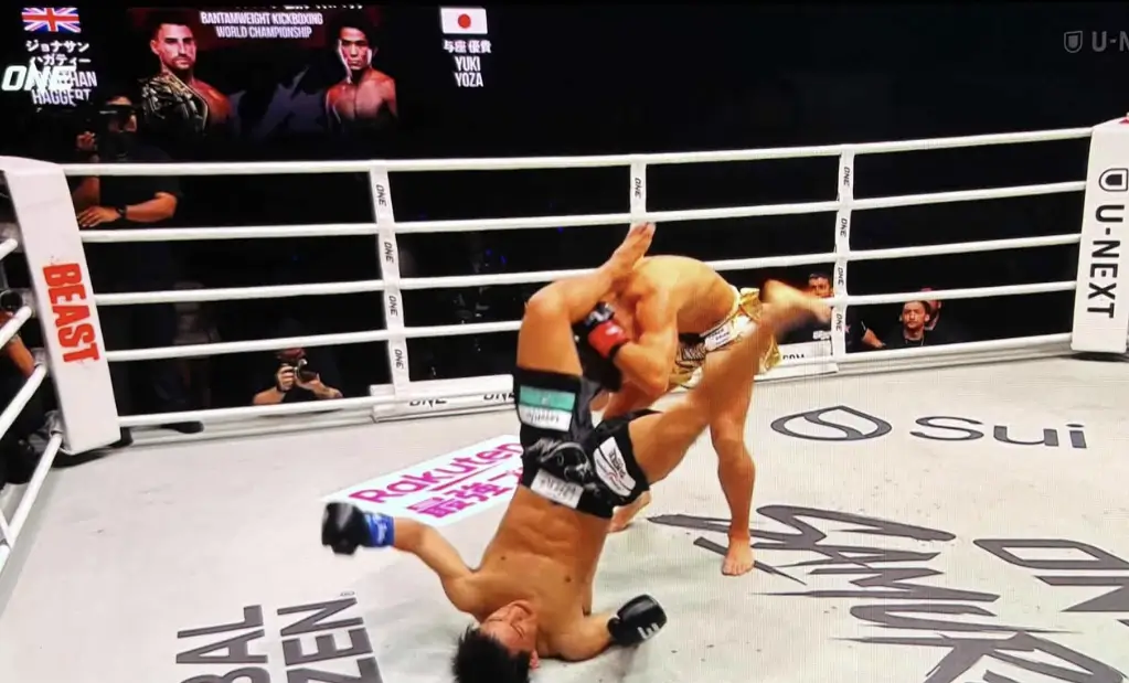 Yuki Yoza tente un salto kick sur Jonathan Haggerty lors du title fight bantamweight kickboxing au ONE SAMURAI 1