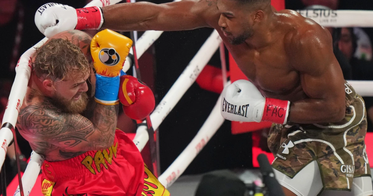 Anthony Joshua frappe Jake Paul d'un direct du droit — KO au 6ème round, décembre 2025