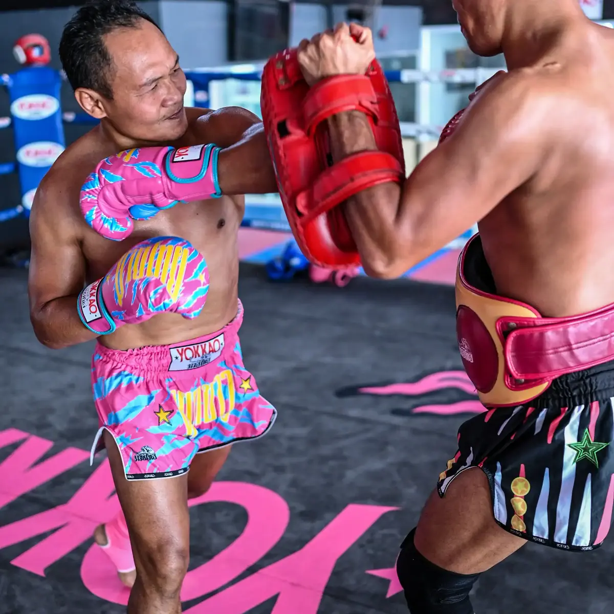Saenchai PK Saenchai GOAT légende Muay Thai magicien cartwheel kick