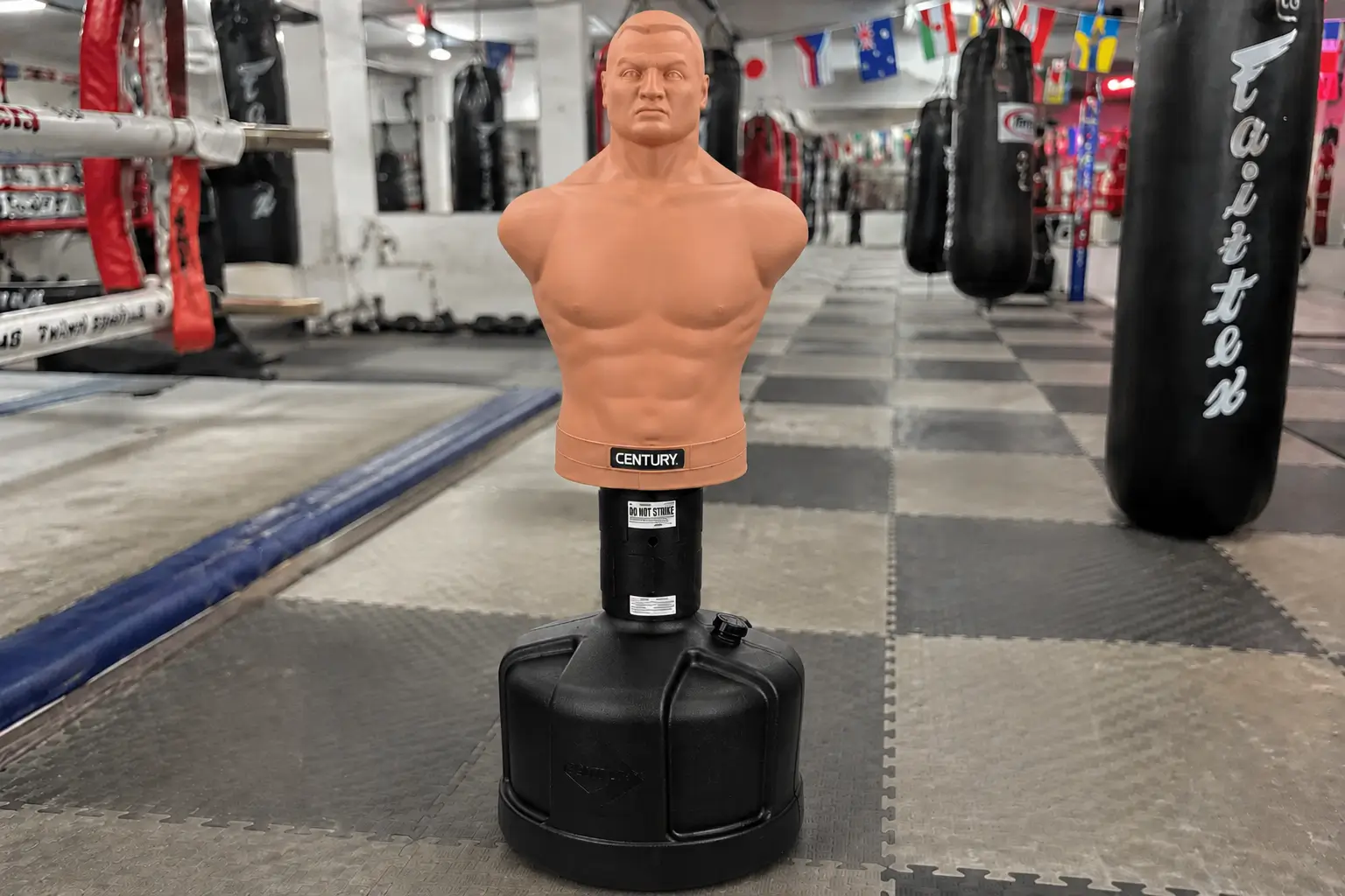 Mannequin de frappe sur pied Century BOB avec base à lester, testé dans une salle de Muay Thai en Thaïlande
