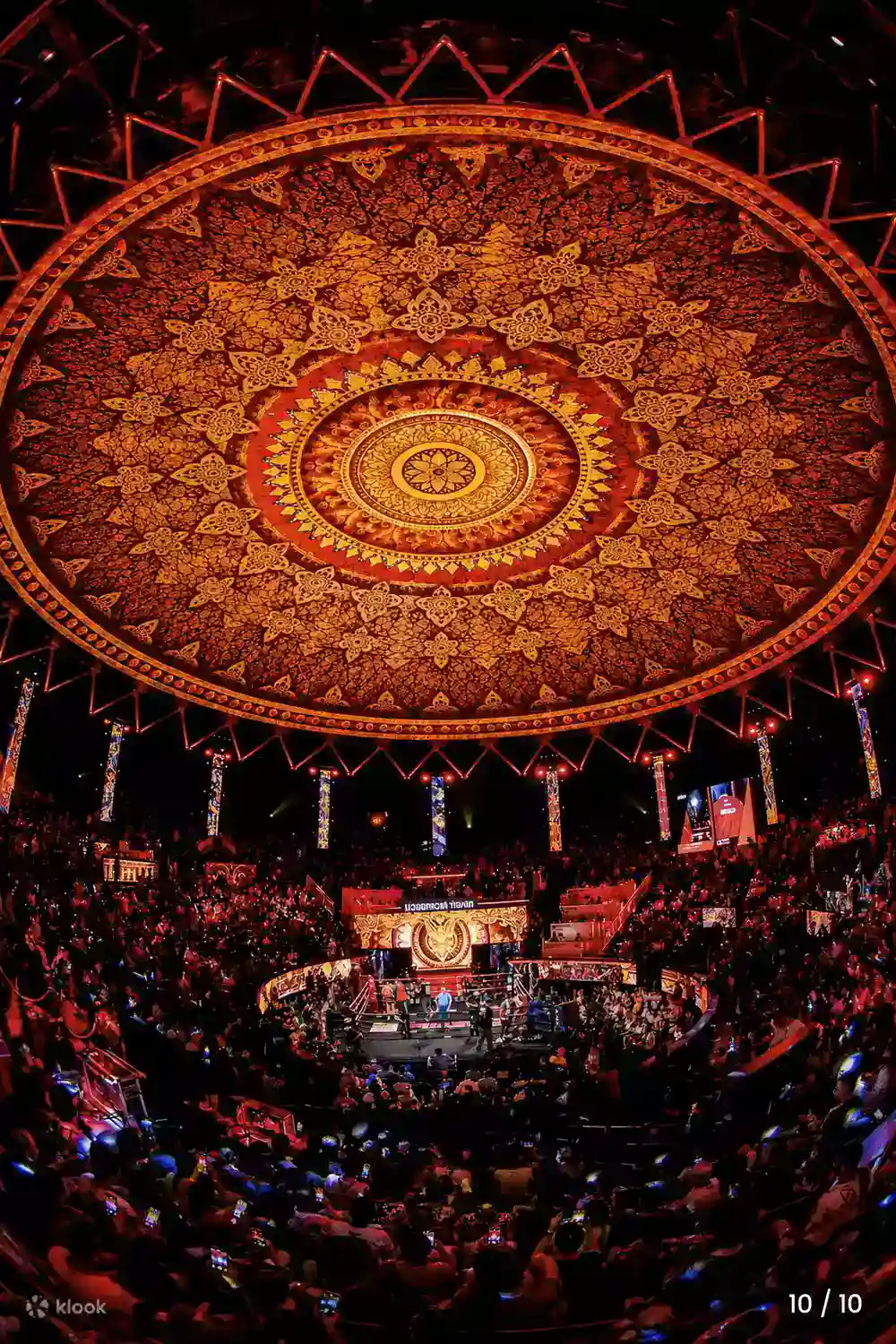 Lumpinee Stadium Bangkok plafond doré thaï mandala vue intérieure ring Muay Thai billets ONE Championship