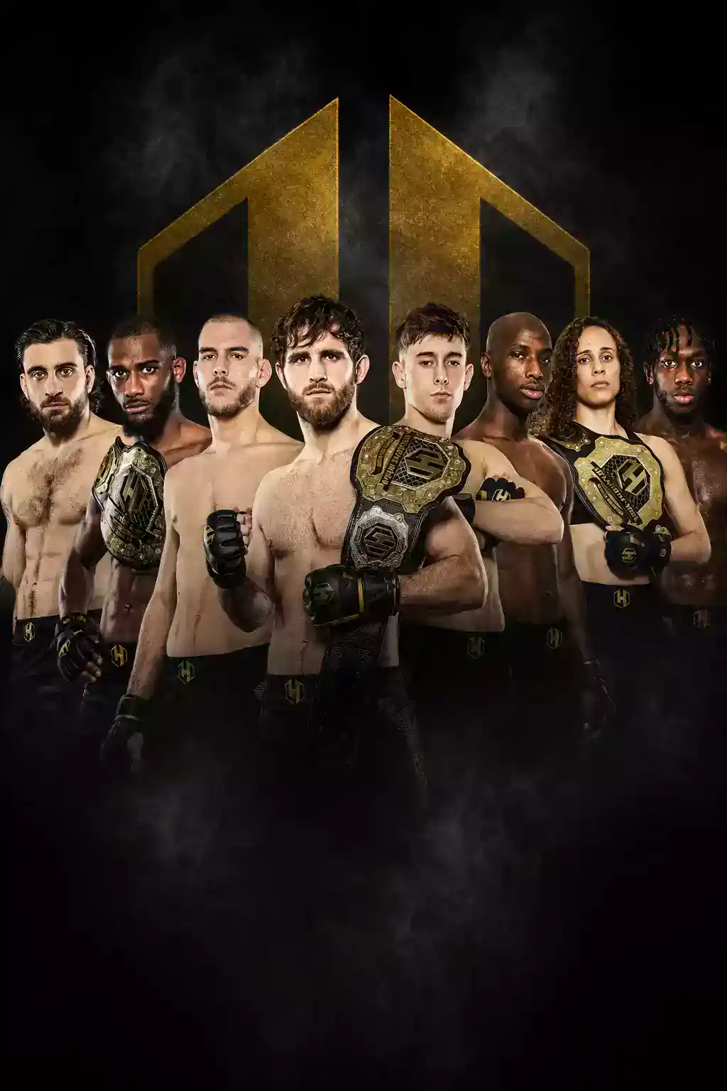 Les champions Hexagone MMA posant avec leurs ceintures devant le logo doré de la ligue française de MMA