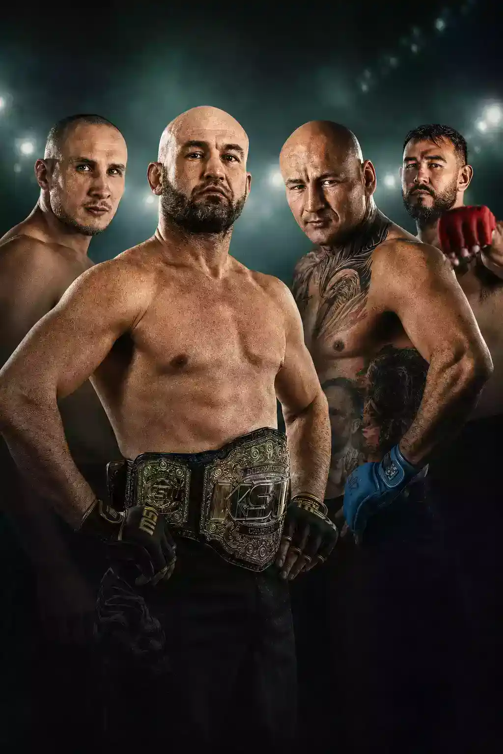 Quatre stars du KSW posant sous les projecteurs, le champion au centre avec la ceinture KSW — le MMA polonais en direct sur RMC Sport