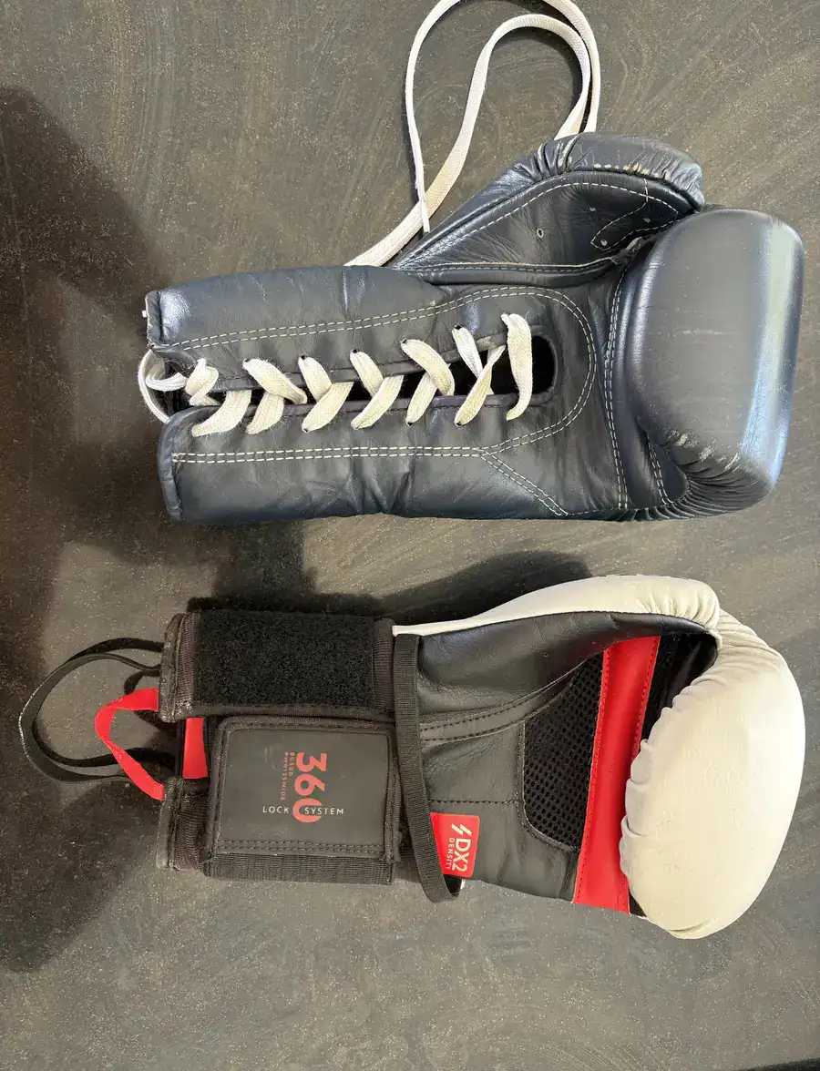 Int&eacute;rieur des deux gants, la&ccedil;age du Fairtex BGV7 en haut et sangle 360 Lock System avec mousse DX2 Density du Decathlon Outshock en bas