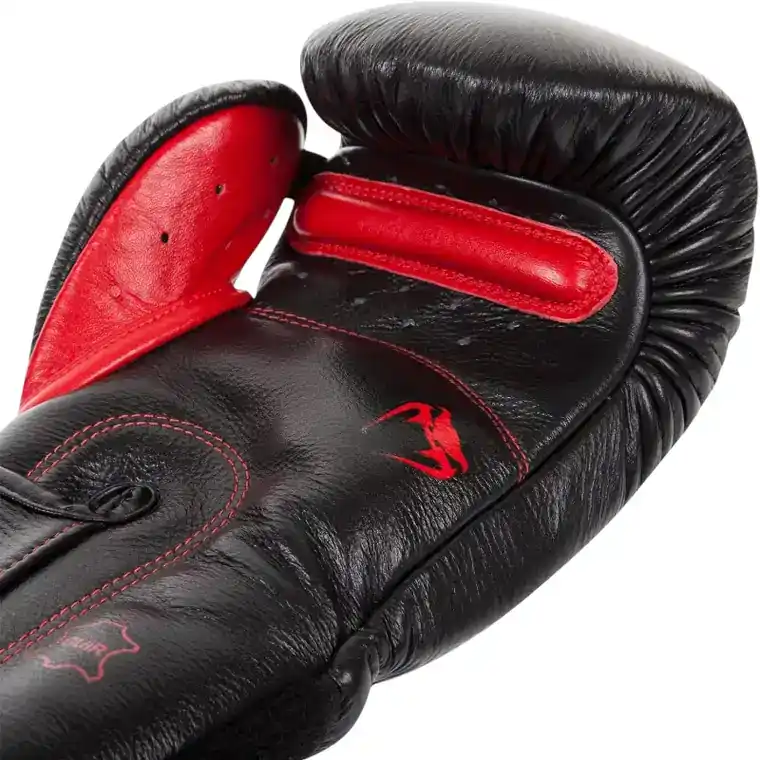 Paume intérieure rouge du gant de boxe Venum Giant 3.0 noir, en cuir