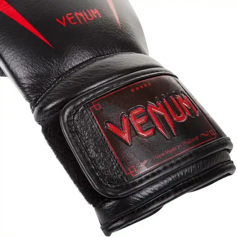 Manchette du gant de boxe Venum Giant 3.0 noir avec écusson Venum rouge et mention Hand Made in Thailand