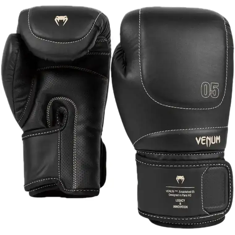 Paire de gants de boxe Venum Impact Evo noir, dos de la main et paume, logo doré