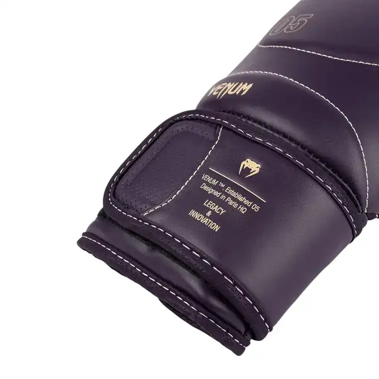 Manchette du gant de boxe Venum Impact Evo violet avec la mention Designed in Paris HQ