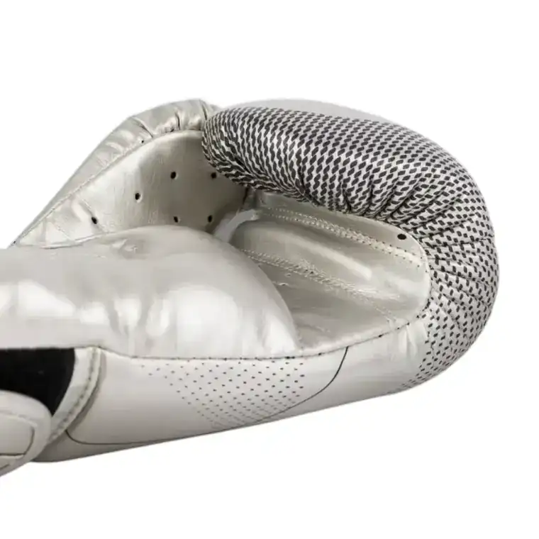 Paume du gant de boxe Venum Nexus argent avec panneau en maille perforé sur le dos