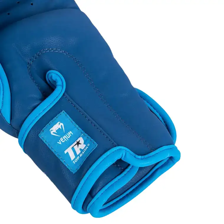 Gros plan sur la fermeture velcro du gant de boxe Venum x Top Rank bleu avec le logo TR Top Rank