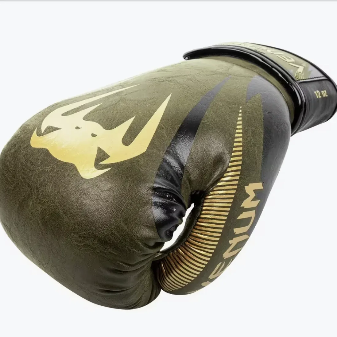 Gants Venum Impact coloris militaire de profil, poing ferme