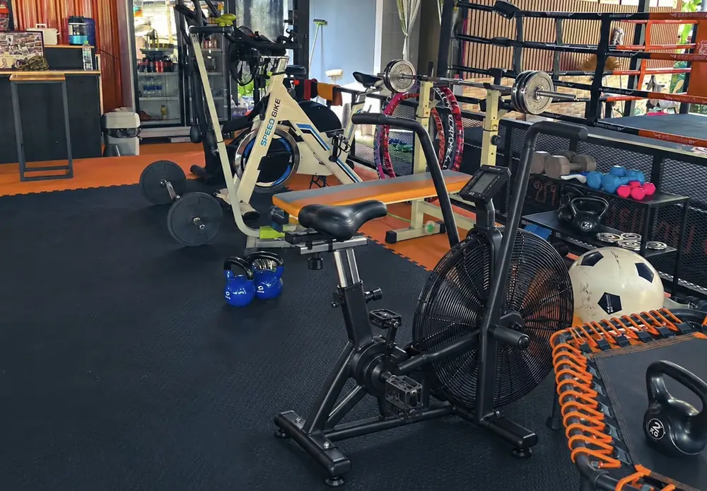 Air bike dans une salle de sport en Thaïlande