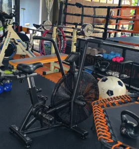 Air bike dans une salle de sport en Thaïlande
