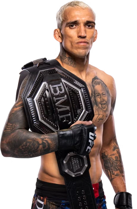 Charles Oliveira avec la ceinture BMF de l&rsquo;UFC