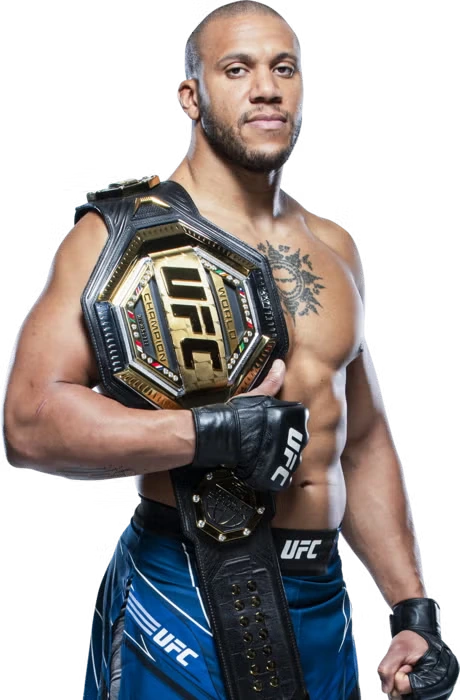 Ciryl Gane, champion des poids lourds de l’UFC, avec sa ceinture